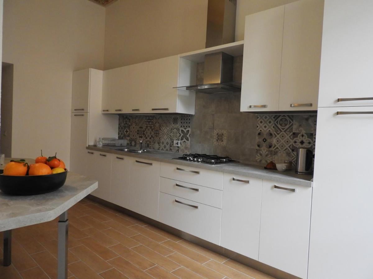 Villa Maghetti - Modernized Flat In Historic Palazzo In The Center Of Luino Exteriör bild