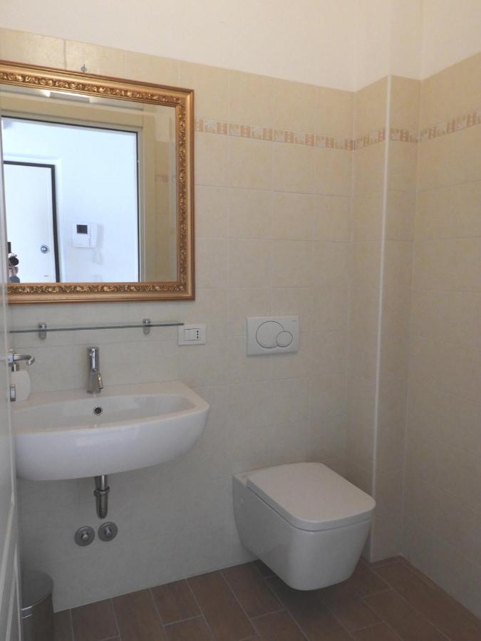 Villa Maghetti - Modernized Flat In Historic Palazzo In The Center Of Luino Exteriör bild