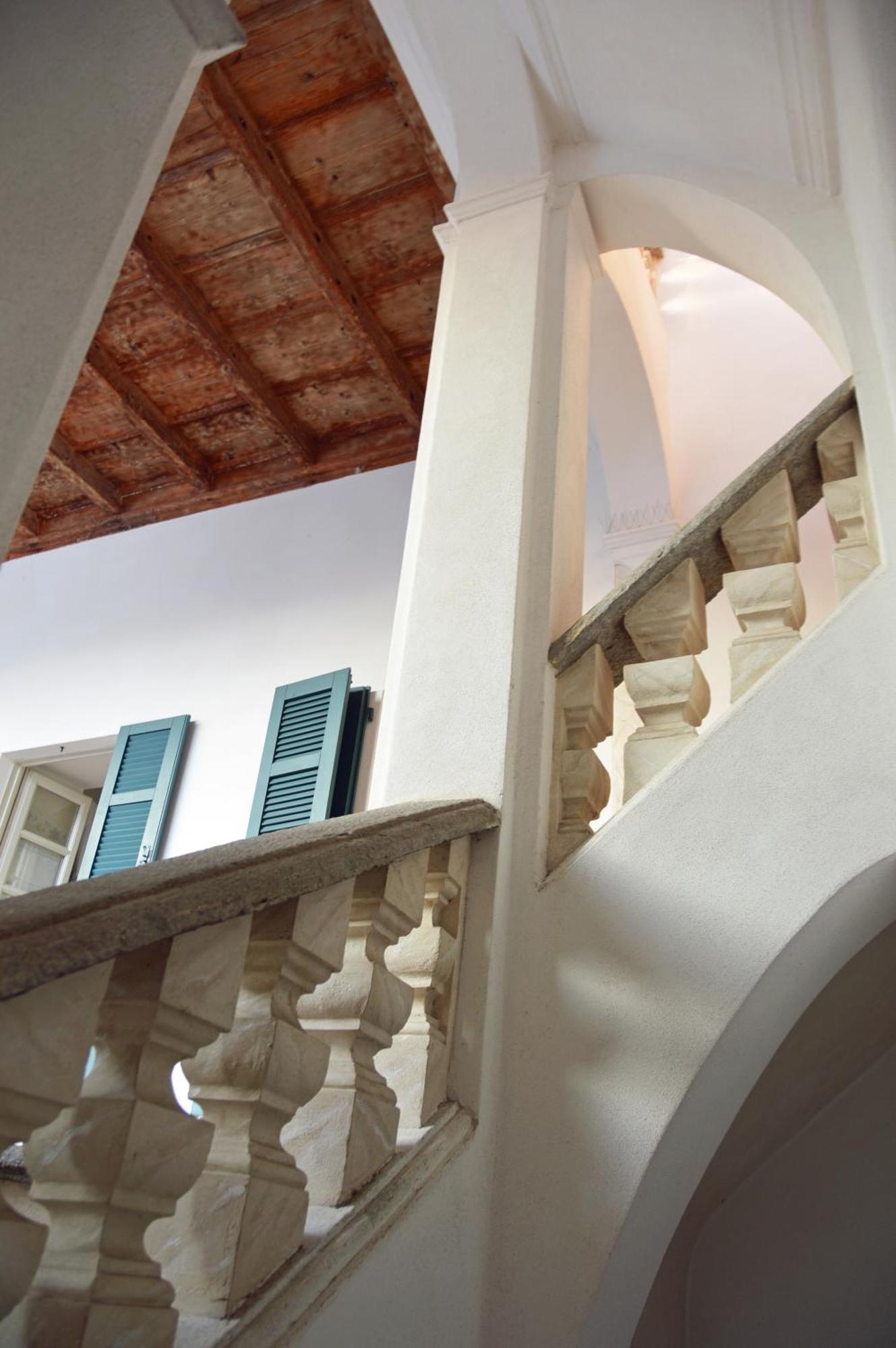 Villa Maghetti - Modernized Flat In Historic Palazzo In The Center Of Luino Exteriör bild