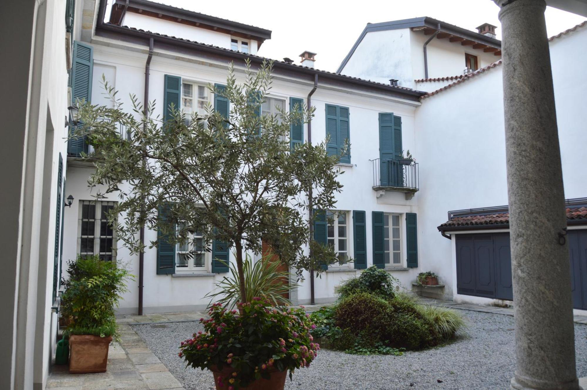 Villa Maghetti - Modernized Flat In Historic Palazzo In The Center Of Luino Exteriör bild